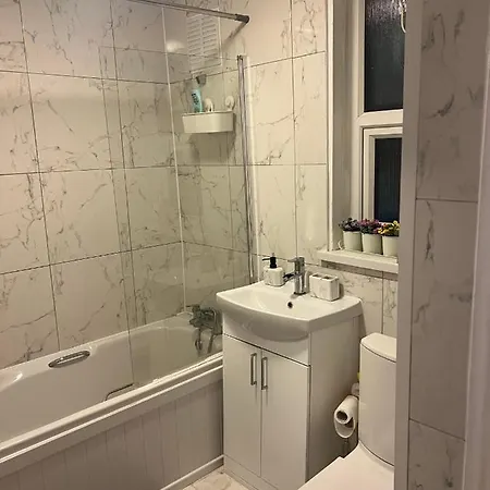Accu Care Apartment Лондон Экстерьер фото